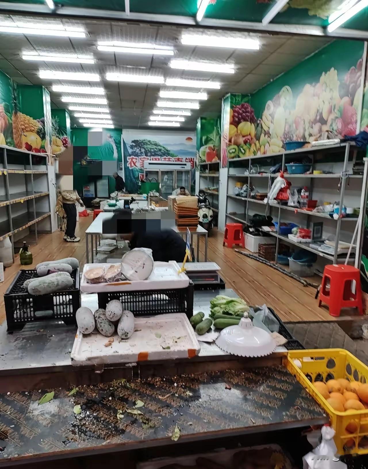 夫妻的蔬菜店在开业不到三个月就关门，10多万元投入如打水漂。租下100平方米的门
