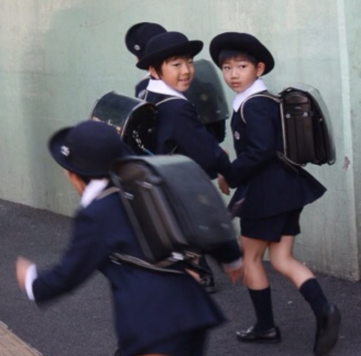 马大头上学的时候会不会也会穿这样的衣服，看了好多都是穿的小短裤高筒袜，好萌吧