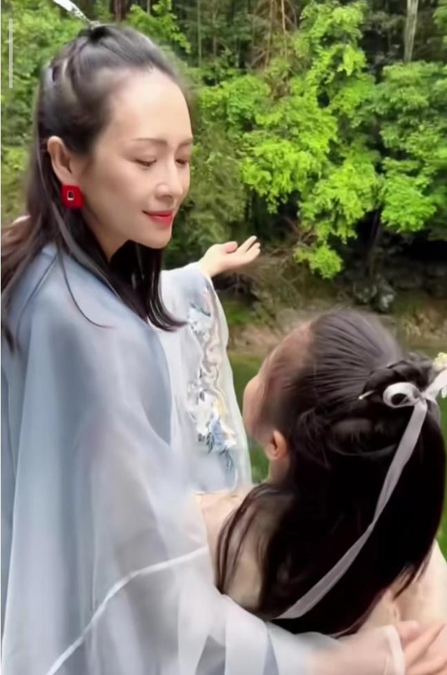 章子怡离婚后首晒女儿，8岁醒醒真长大了！母女穿古装一起跳舞好有爱~

近日，演员