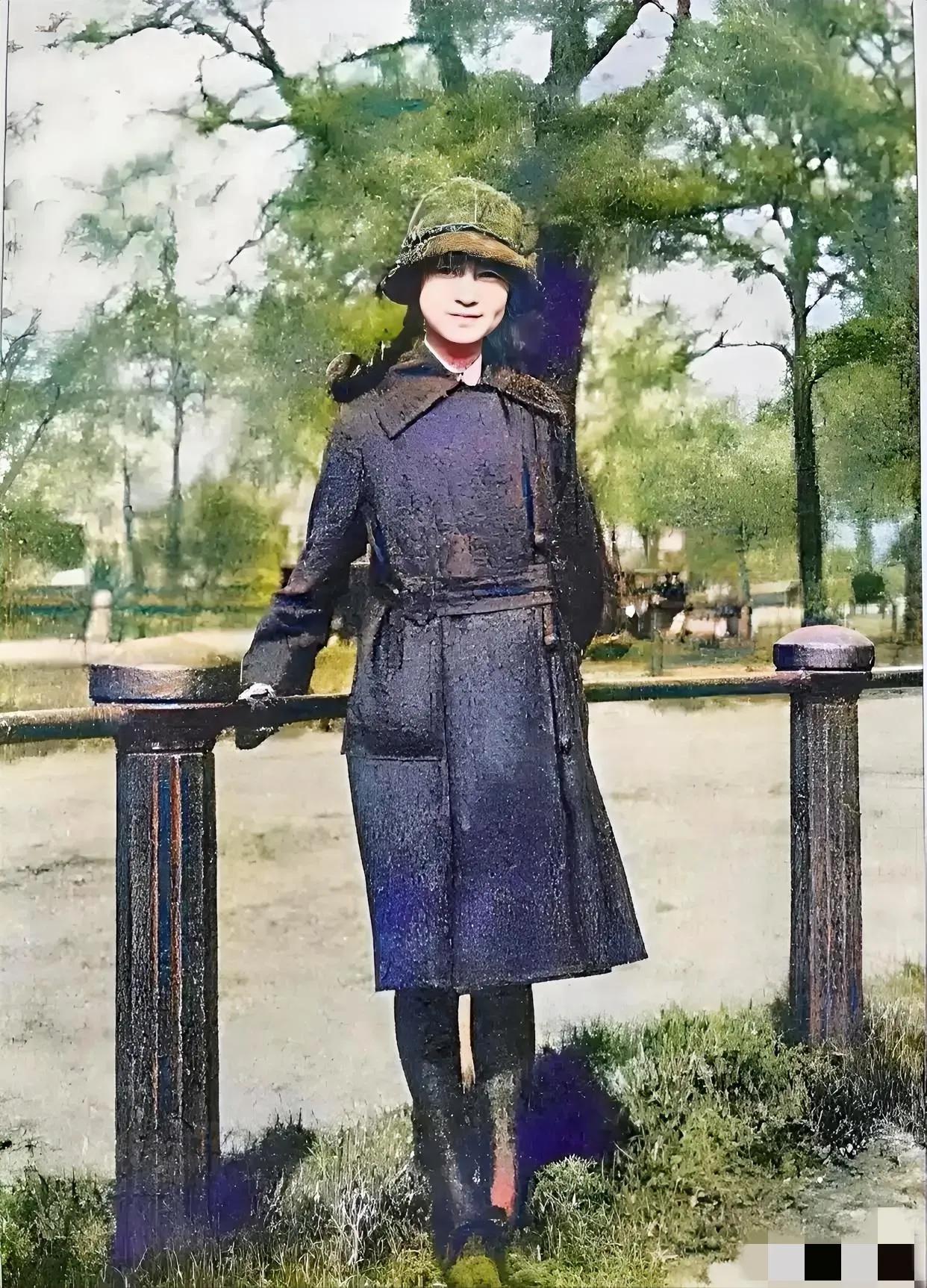 1920年，少女时代的林徽因，一张罕见的留影，照片中的她倚靠在栏杆上，看起来非常