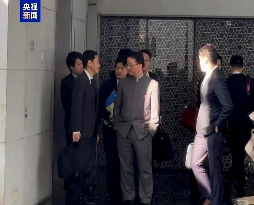 百思不得其解：双手插兜，态度强硬些许傲慢，但这是不是把日本人送出外交部大楼的照片