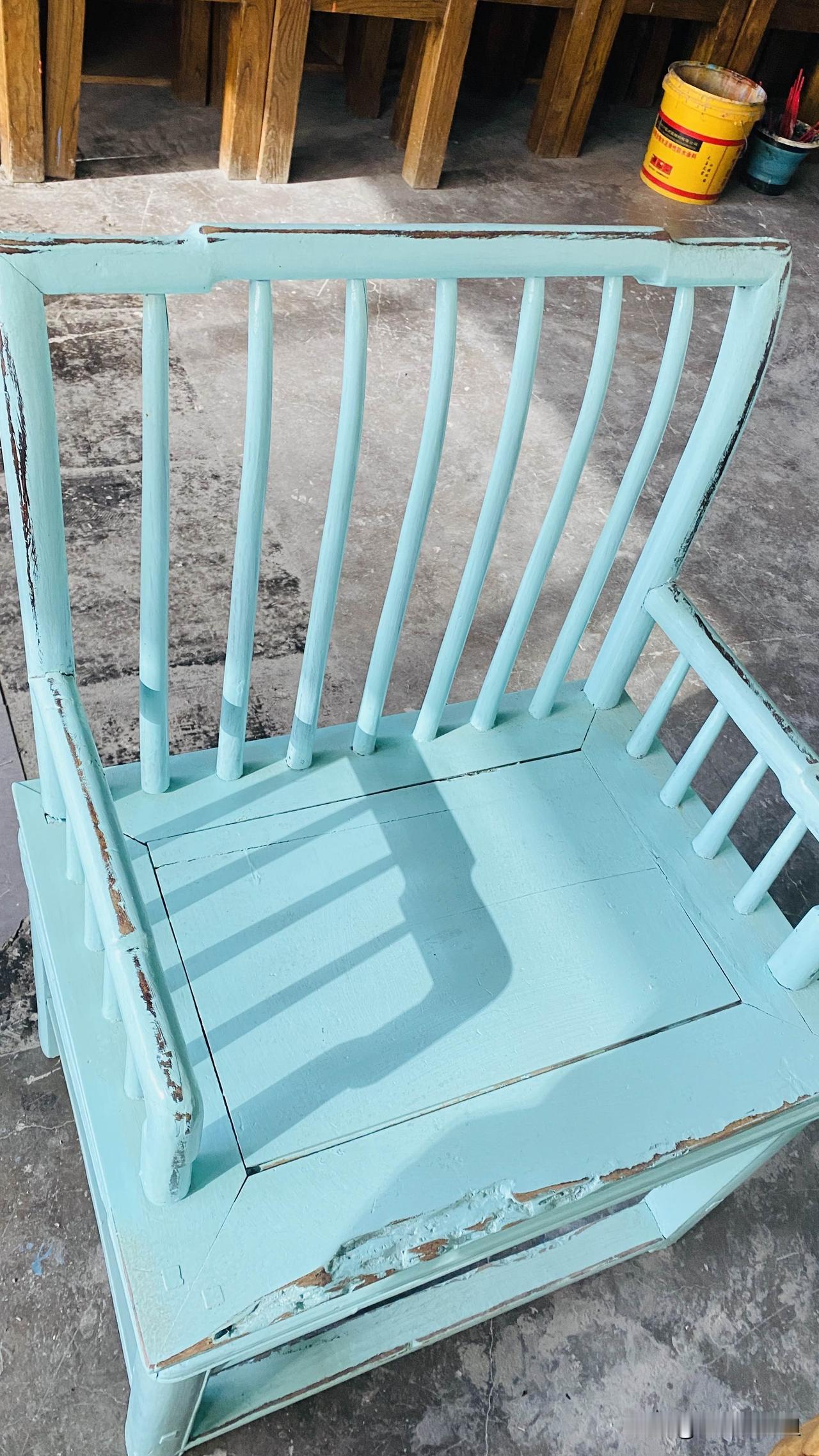 乌鲁木齐这两天温度看着挺高，但冷飕飕的。

今天工地灰尘大，我窗户打开，大家说有