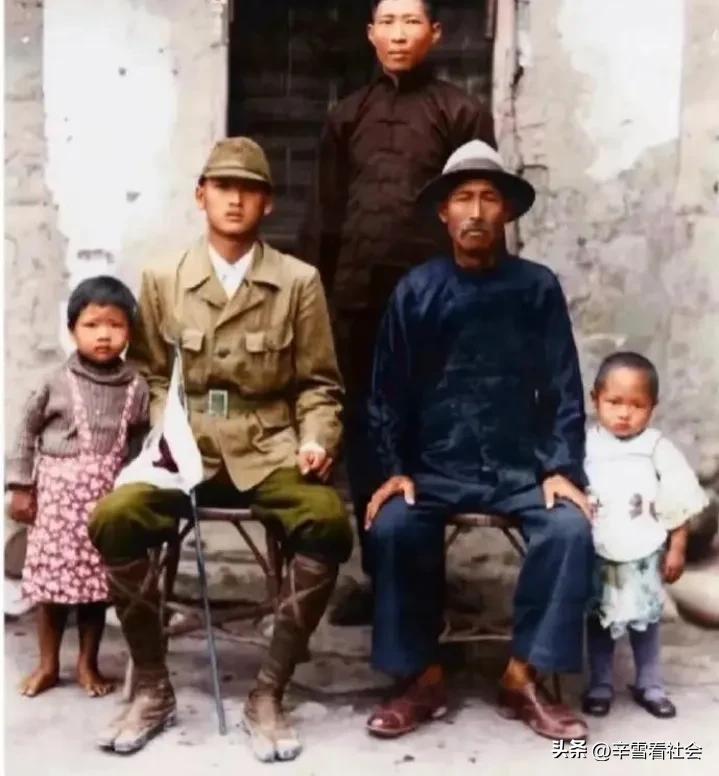 这是一张让人看了感到很奇怪的老照片？
这家人为什么要和一个日本鬼子兵坐在一起合影