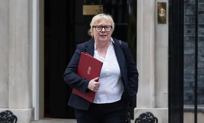 英国环境大臣安吉尔·伊格拉要求民众存水存稂，特别是家家户户都要存罐头。

安吉拉
