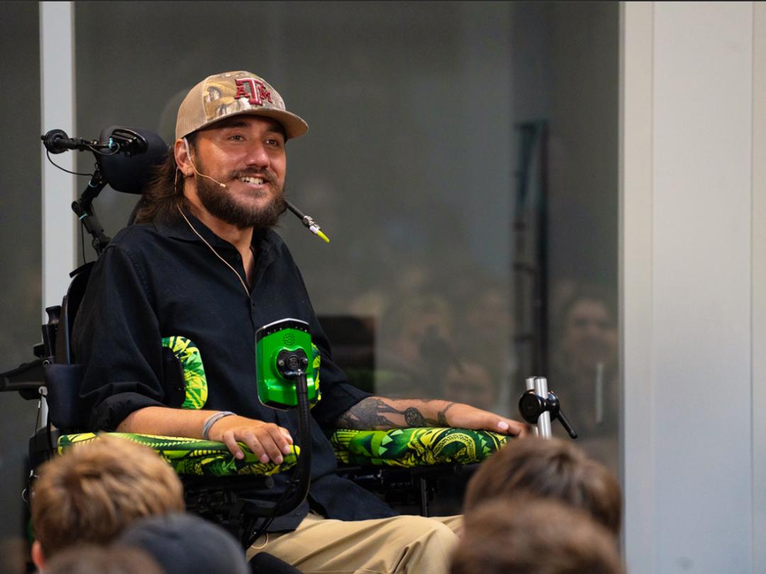 瘫痪8年后靠意念“重生”！马斯克脑机接口一号受试者实录：23个月解锁自理，即将双