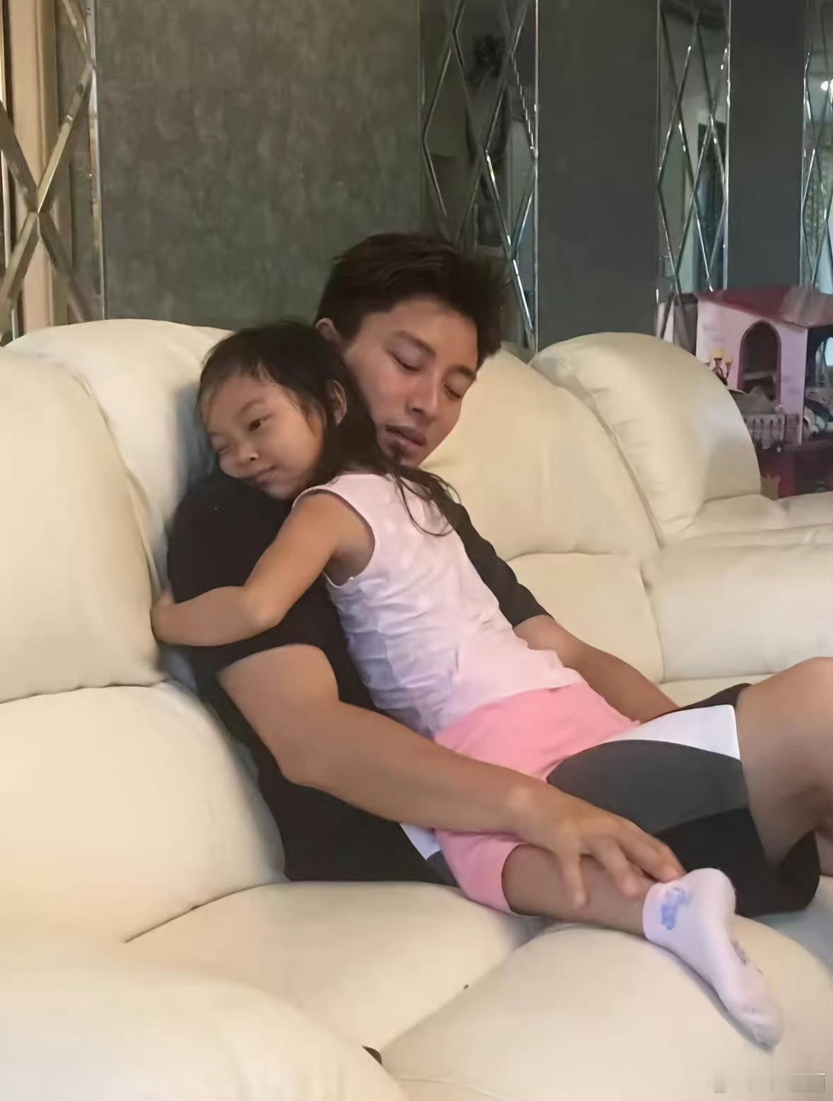 甜馨晒与爸妈旧照配文好爱你们指不定人一家三口私下关系很好 