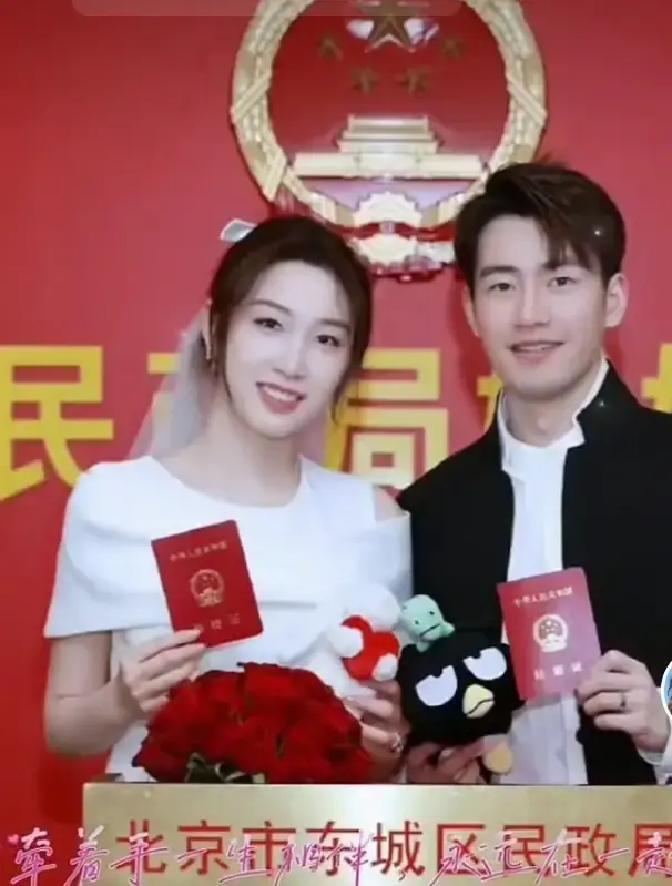 王昶和钱天一被拍到一起逛商场，两人戴着口罩，一个拎袋子一个拿奶茶，走得很近。
