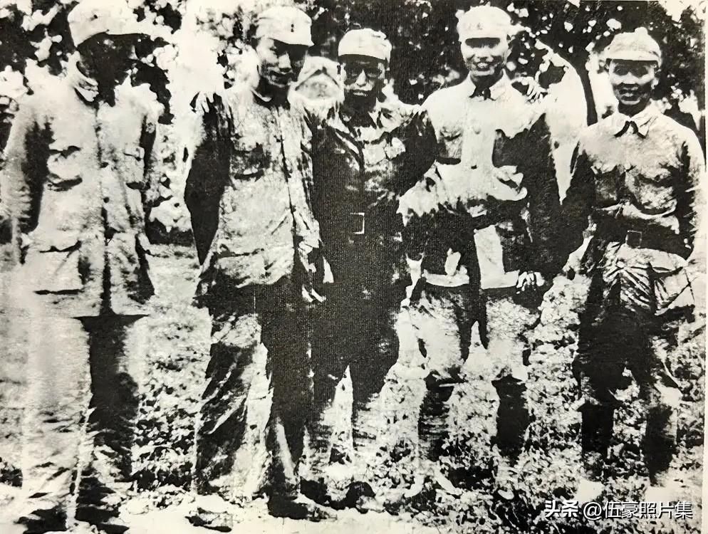 1940年8月25日，右起：韦国清、张爱萍、田守尧、刘瑞龙、韩振纪在皖东北魏营子