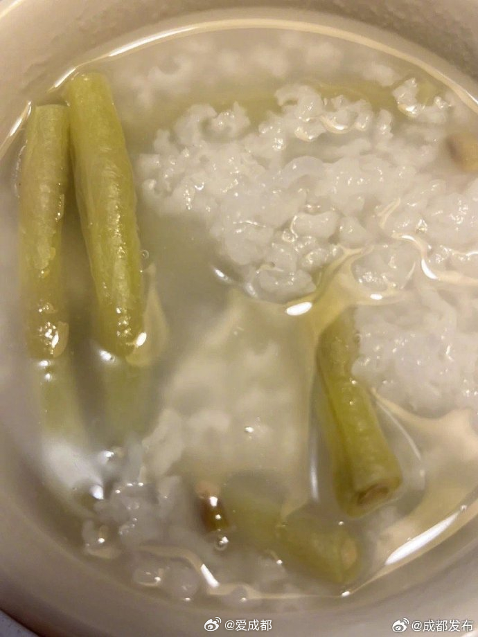【成都人夏天离不开这一碗稀饭】成都人对稀饭的喜欢一到夏天就暴露无遗。夏天天热没胃
