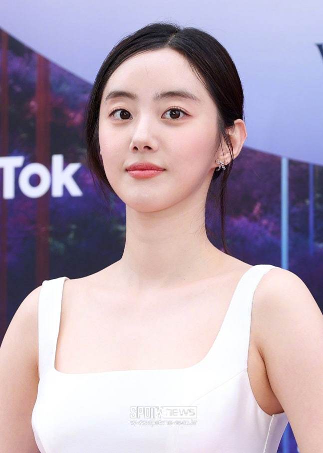 廉晶雅朴世婉 将出演新剧解忧杂货店  ，合作李彩玟金惠奫 。该剧改编自东野圭吾同