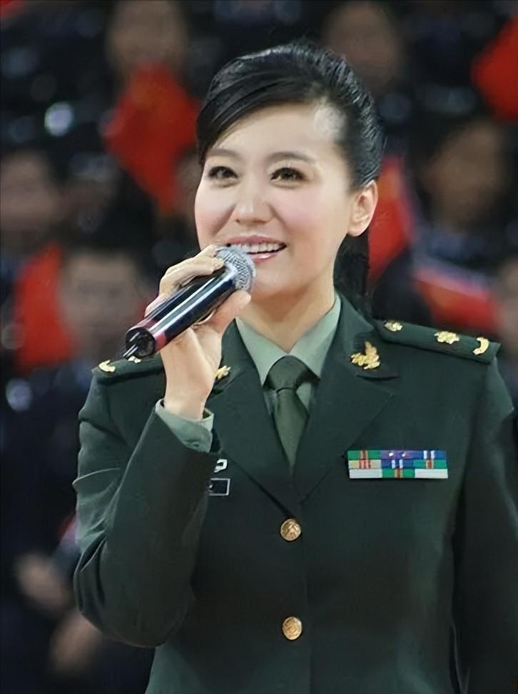 女歌手，谭晶，小时候，家里很穷，虽然父母都是演员，收入也不高，有一次谭晶看上了一