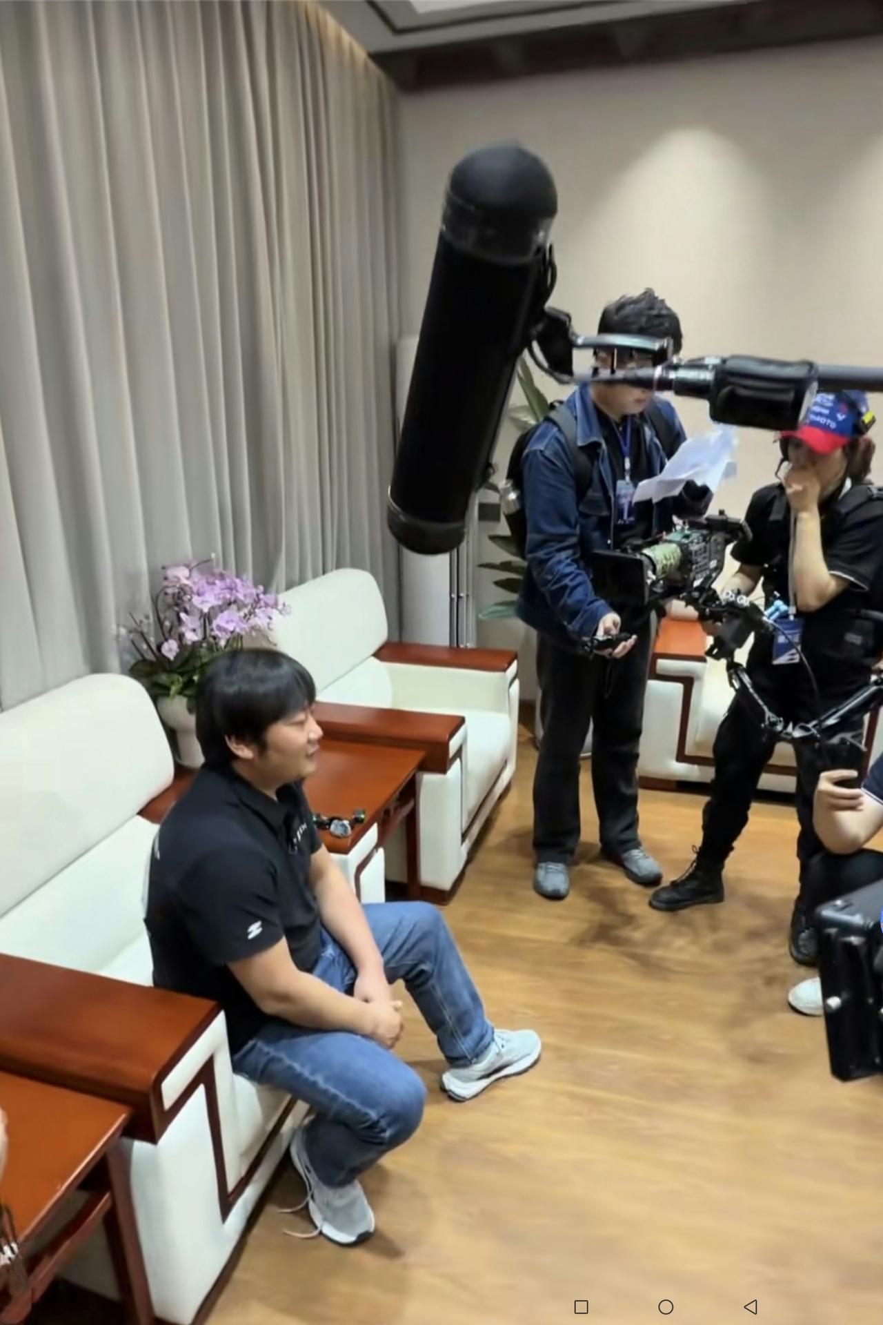 见这么多记者，张雪显的挺老练哦？
昨天晚上，张雪回到家乡观看“烟花秀”，受到当地