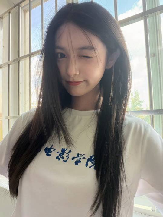 张籽沐北电报到  张籽沐晒北电入学照 时间过得好快！张籽沐从小学一年级晒开学照到