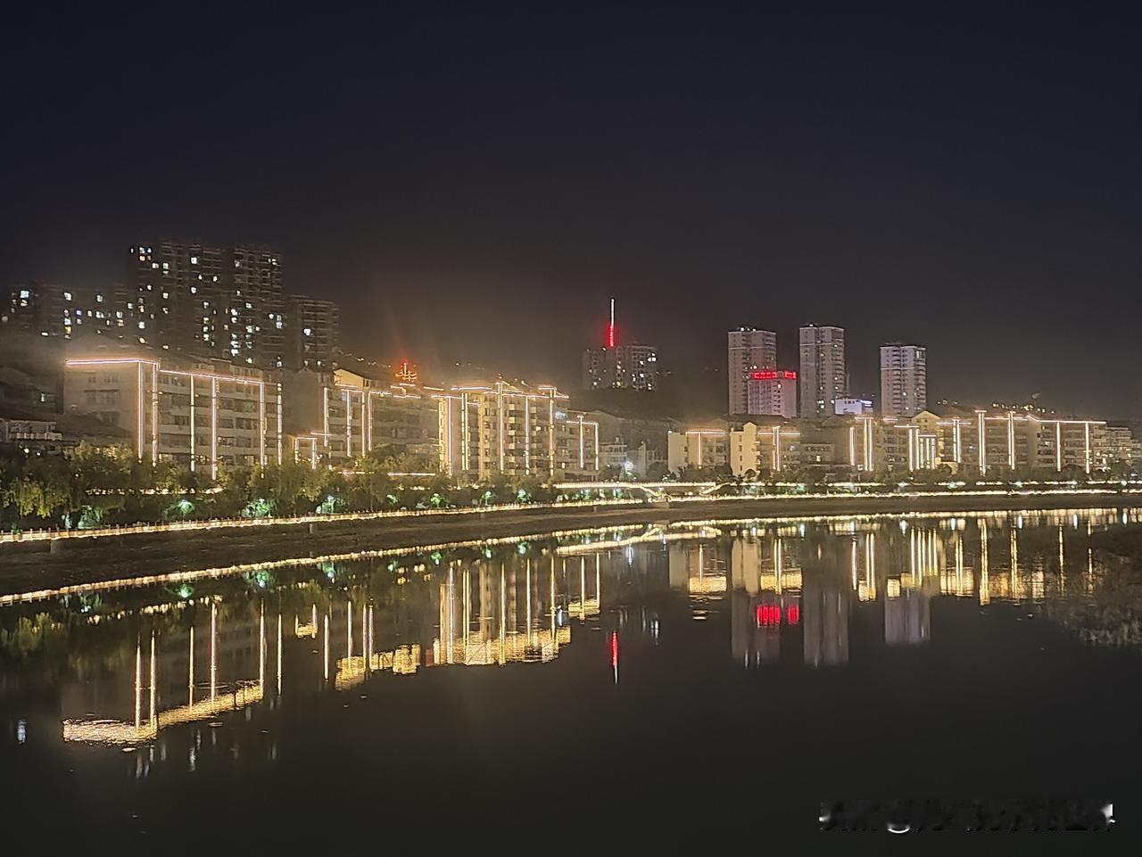 不争，自有天地

老刘在小区里出了名的“没脾气”。

楼上的孩子天天拍皮球，别人