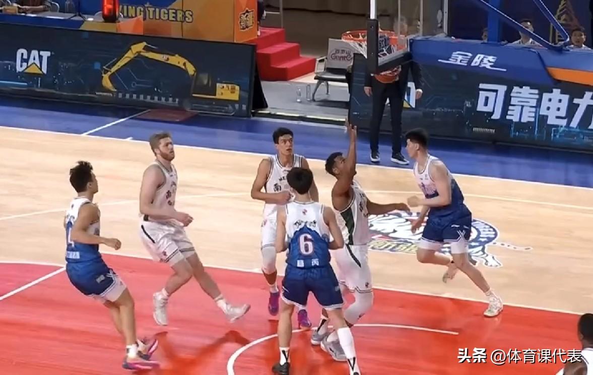 阿不都16+8+6领衔新疆男篮本土三人得分上双，主场击退同曦男篮终结四连败！北京