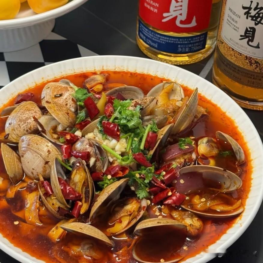 今晚的快乐是麻辣花甲给的鲜，是彩椒牛肉给的香，再配一口冰冰的梅见，把日子里的细碎