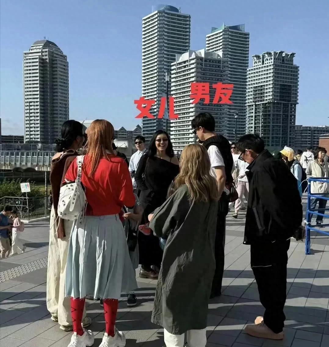 徐濠萦日本街拍“雷人造型”炸锅！20岁女儿陈康堤牵手混血男友，网友：这颜值不混娱