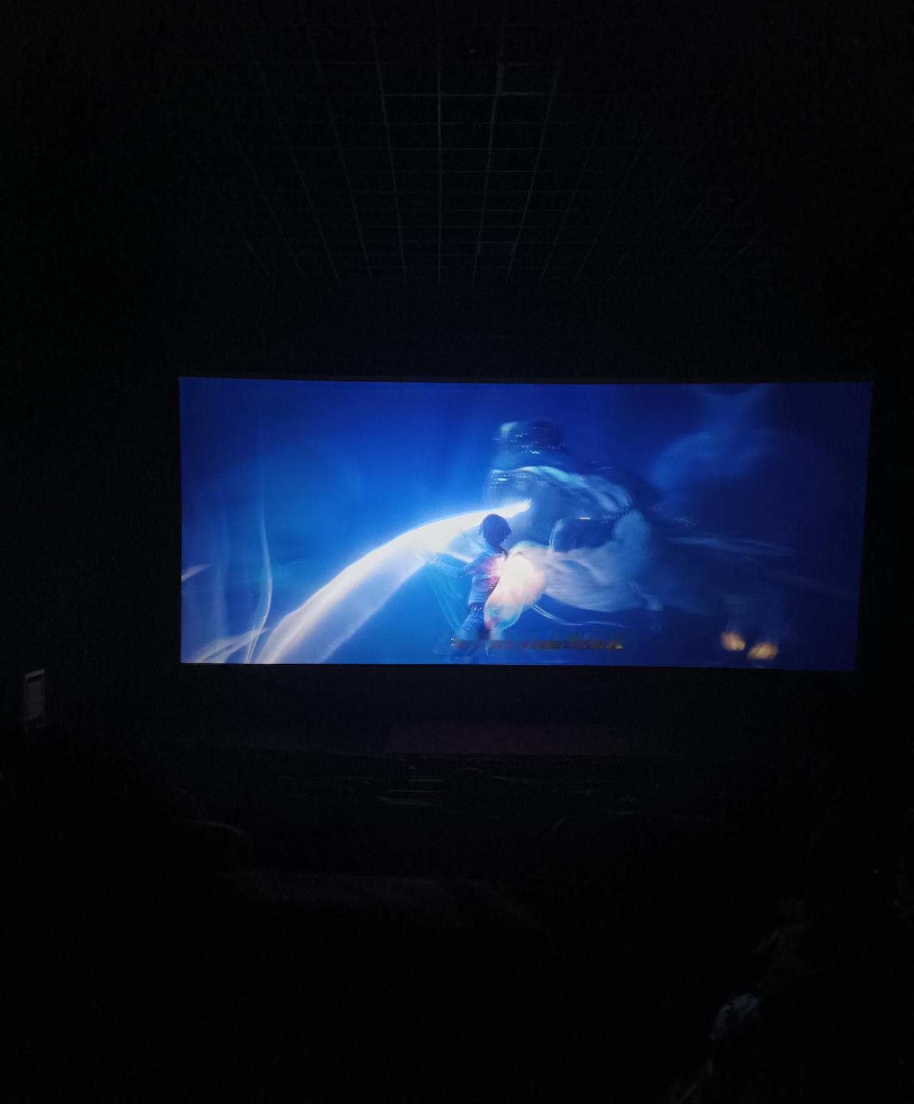 电影院快变成游乐场了。
你买的不是电影票，是两小时的感官过山车。
《阿凡达3》7