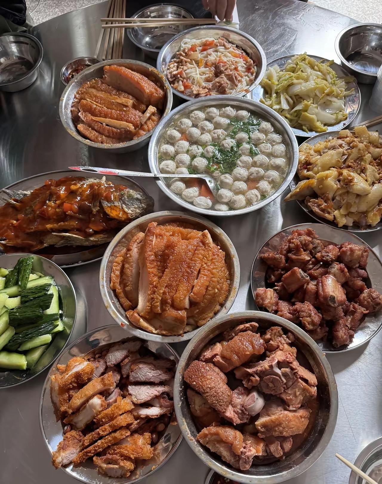 [呲牙]其实蛮想去吃广西扣肉的，吃广西酒席的。
广西的酒席和我们广东的酒席差不多