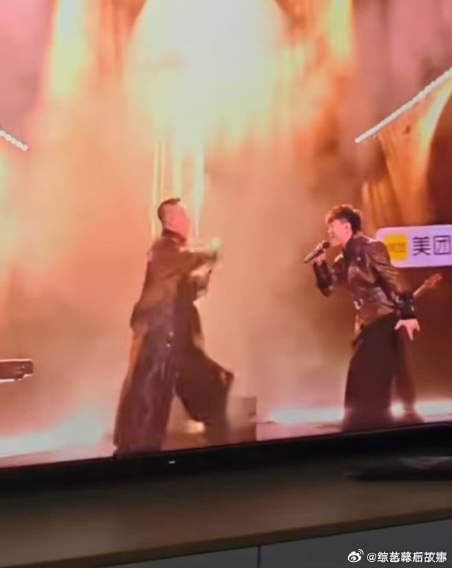 歌手总决赛韩磊这一脚吓胡彦斌一跳 哈哈哈哈哈哈哈哈哈哈韩磊唱嗨了，这一脚吓胡彦斌
