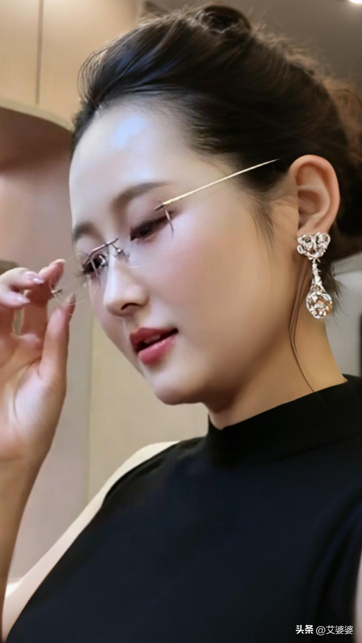 高髻凝云衬玉容，轻拈镜架韵从容。