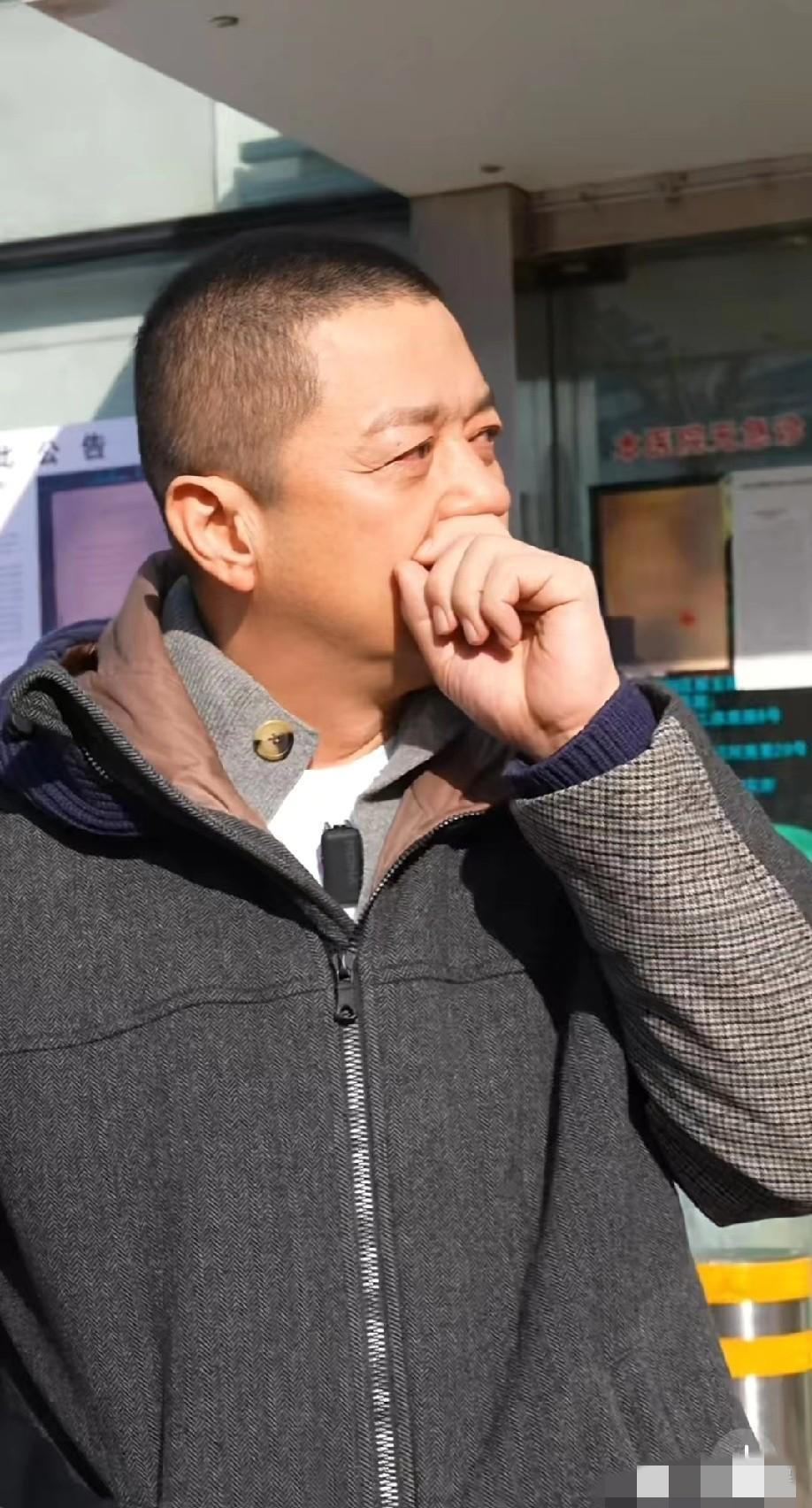 李亚鹏这次真的难了。

医院门口的腾退公告贴了两个月，里面的唇腭裂手术还在做。