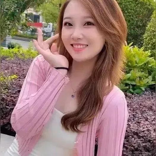 在阳光明媚的午后，微笑是最美丽的风景线！美少女的微笑 微笑 阳光型笑容 微笑 微