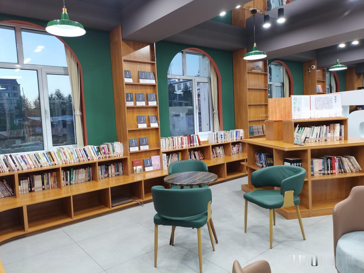自驾G331来到漠河，偶然发现这个宝藏书屋～漠河图书馆。
环境真的太舒服啦，配色