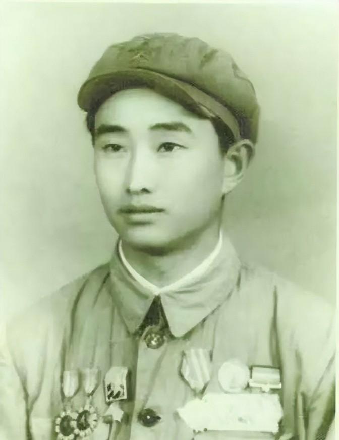 1943年山东栖霞，20名八路军正在吃饭。突然3架敌机俯冲而来，班长慌忙大喊：“