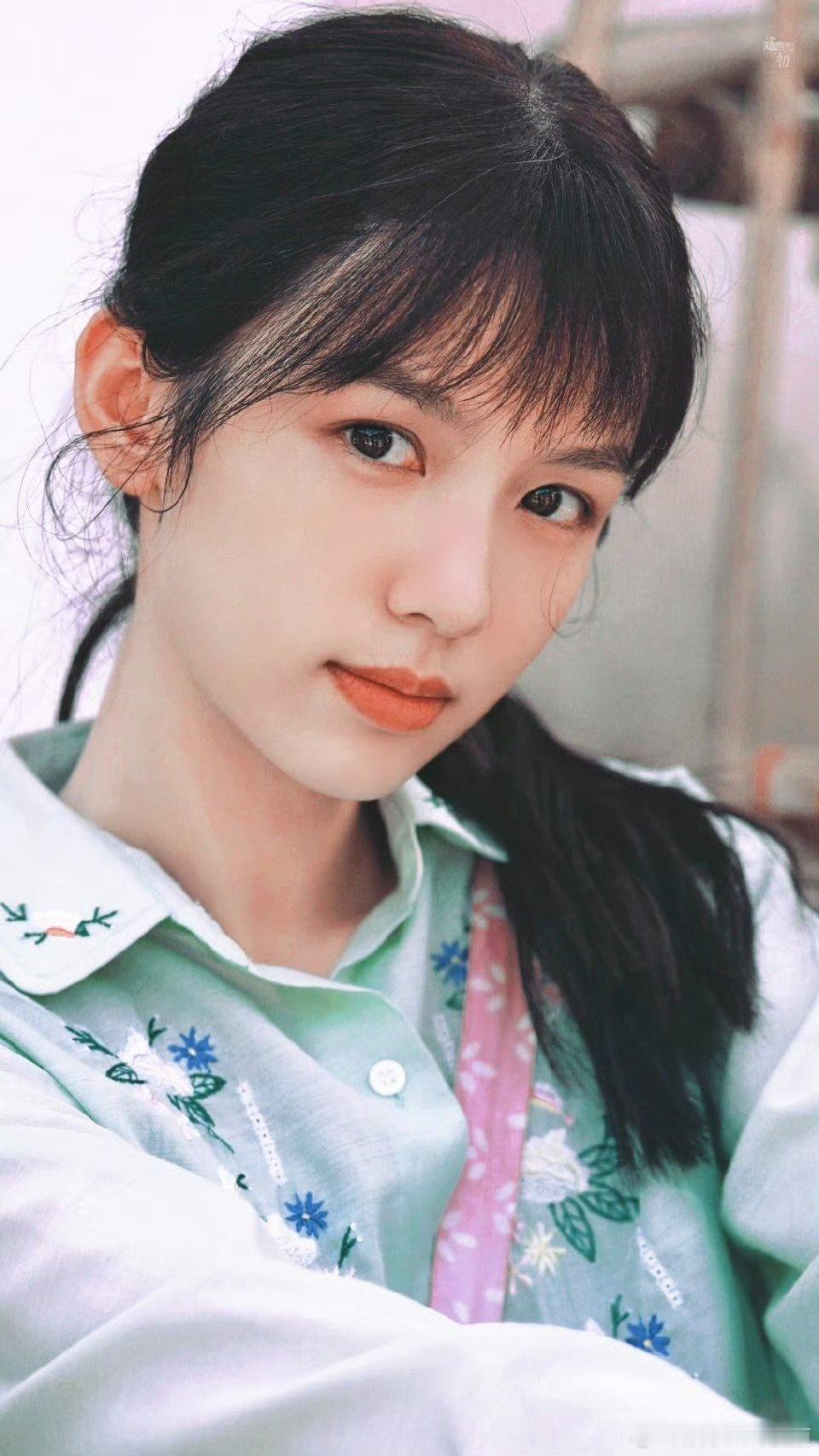 周也换夏晓兰头像哇哦！周也换上夏晓兰缩鼻头像，这俏皮可爱劲儿，感觉像身边的小姐妹