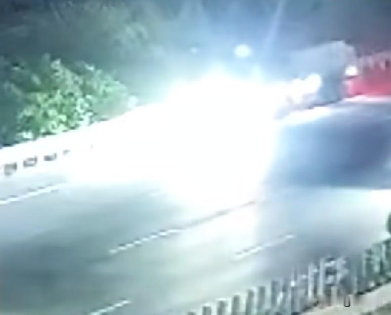 近日，在往上海的高速上，一货车司机深夜报警求助:“我心口痛！”
“你在哪个位置？