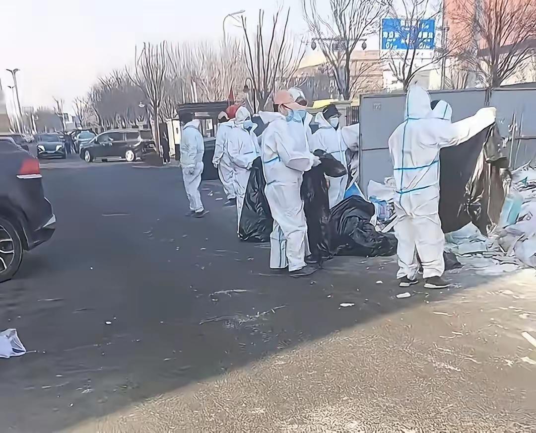 这是干嘛了？防护服用来清理垃圾了？