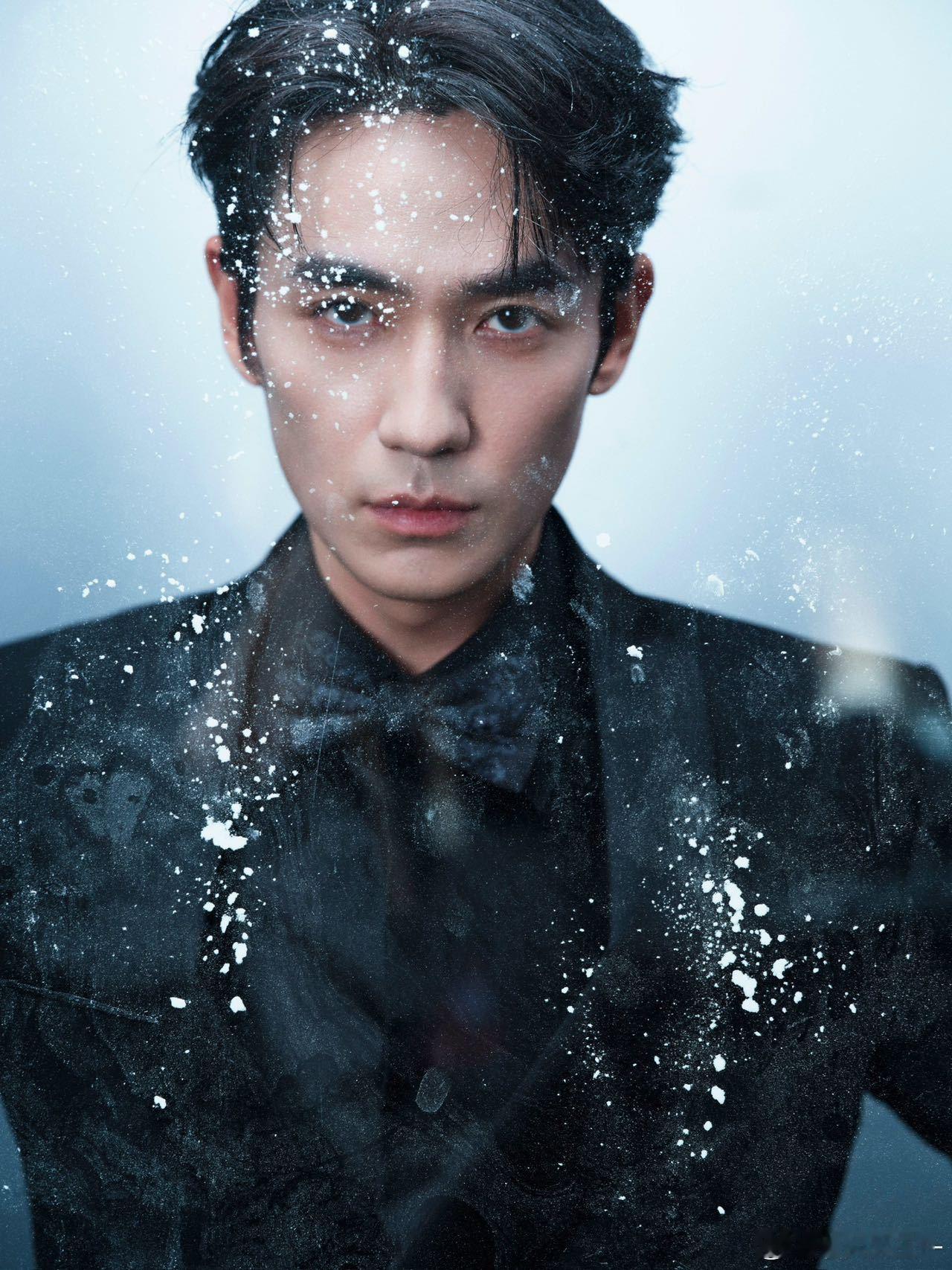 演员的魅力不仅仅体现在作品里，还体现在每一次面对镜头的从容与淡定。朱一龙带给我们