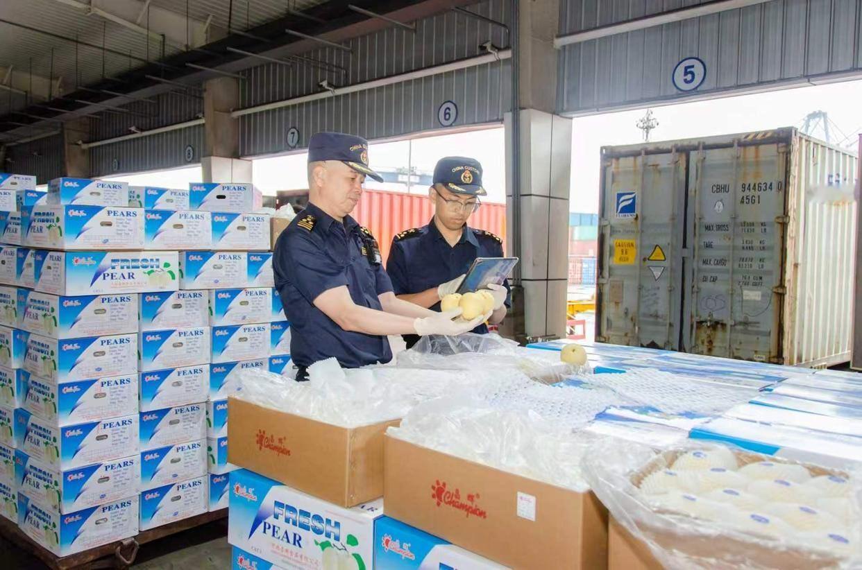天津海关：1-5月，京津冀进出口总值2.09万亿元，同比增长14.4%，占全国1