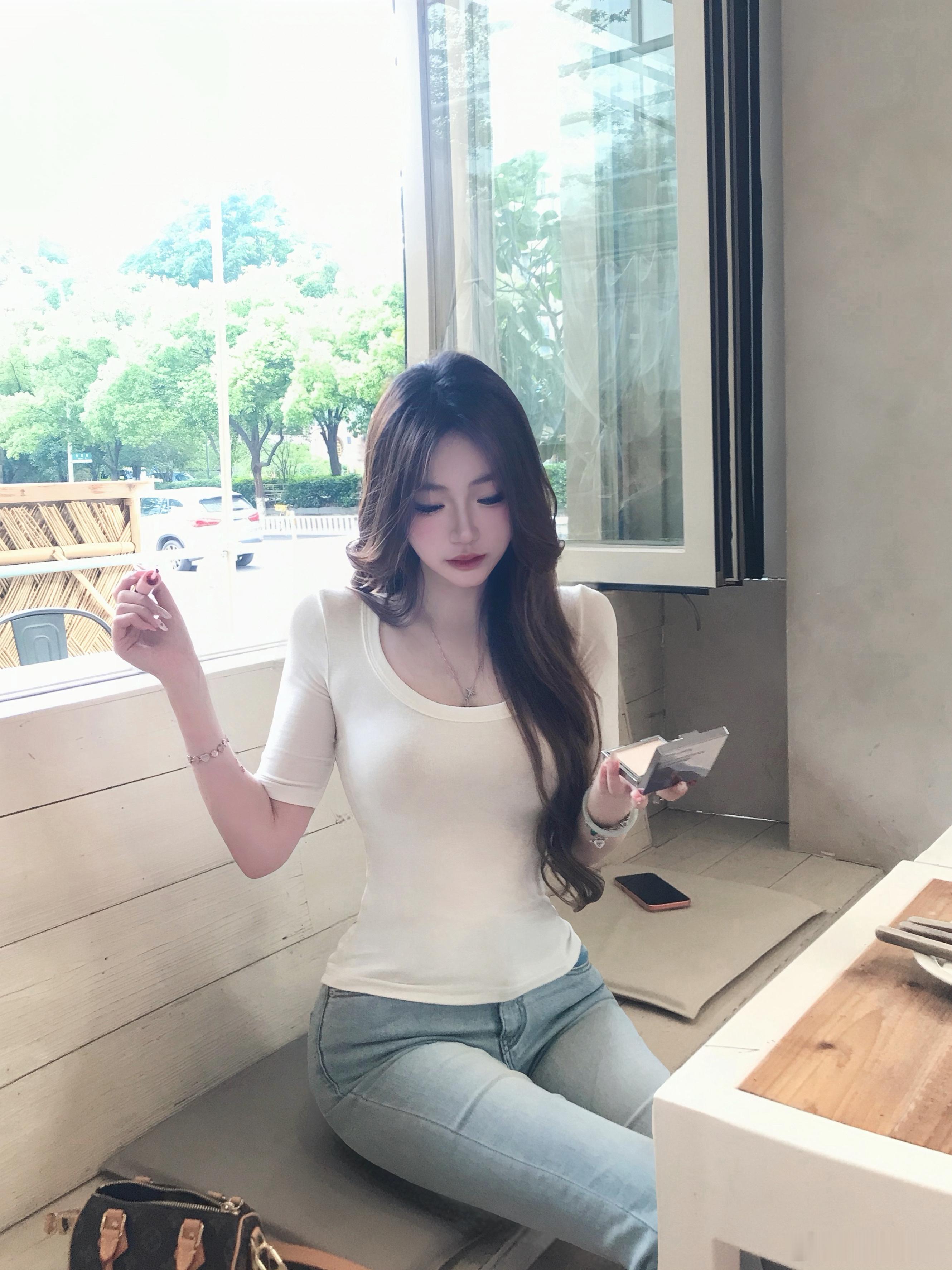 如樱花一般的江坂丽奈已上🍑（小狗拿鱼fish）预购～含羊毛的U领T 超舒服！！