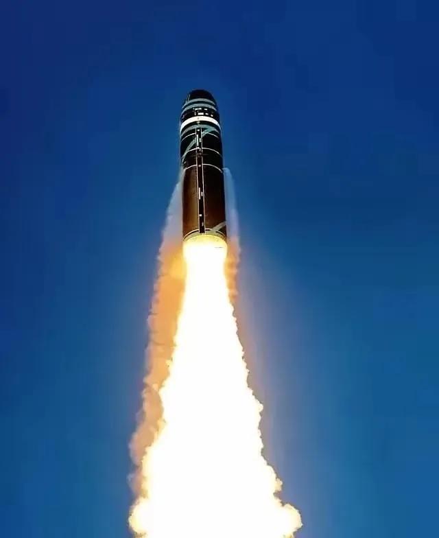 “刀都架在脖子上了，伊朗总统突然站出来，对着全世界喊了两句话。第一，核武器，我们