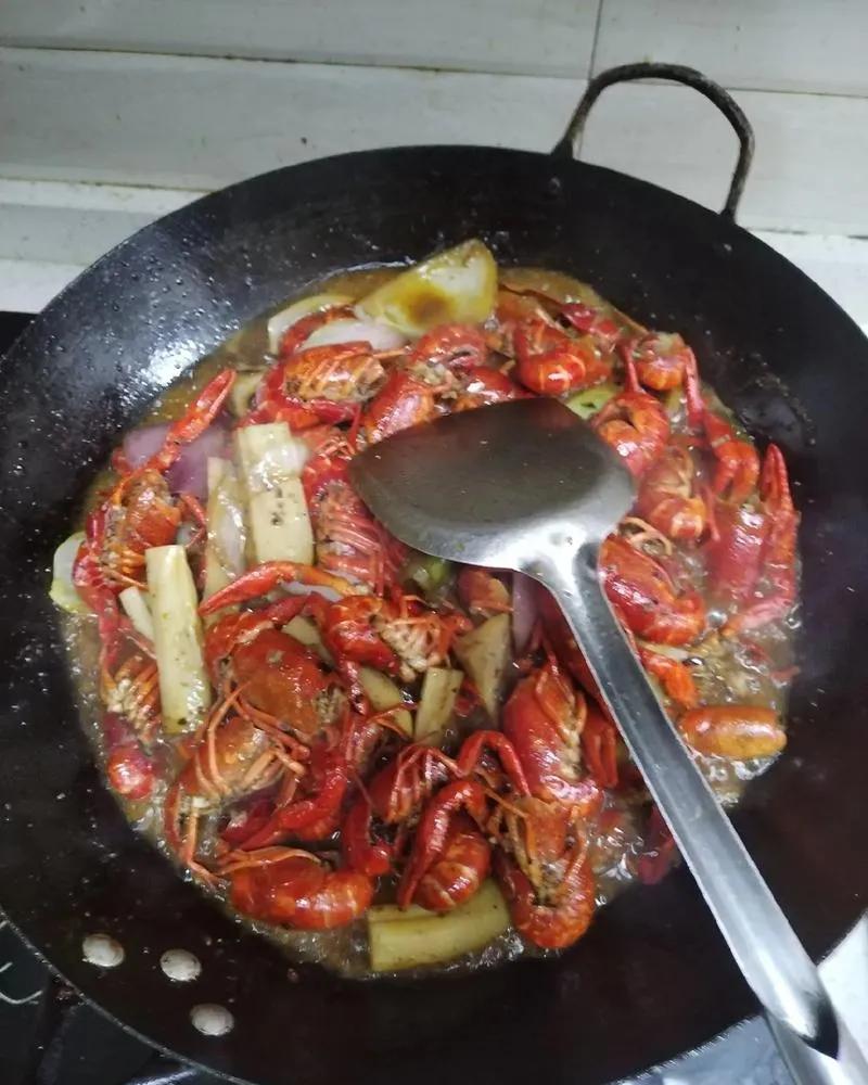 你平时会亲自下厨吗平时很喜欢下厨！工作之余，我常一头扎进厨房。周末的清晨，会煎个