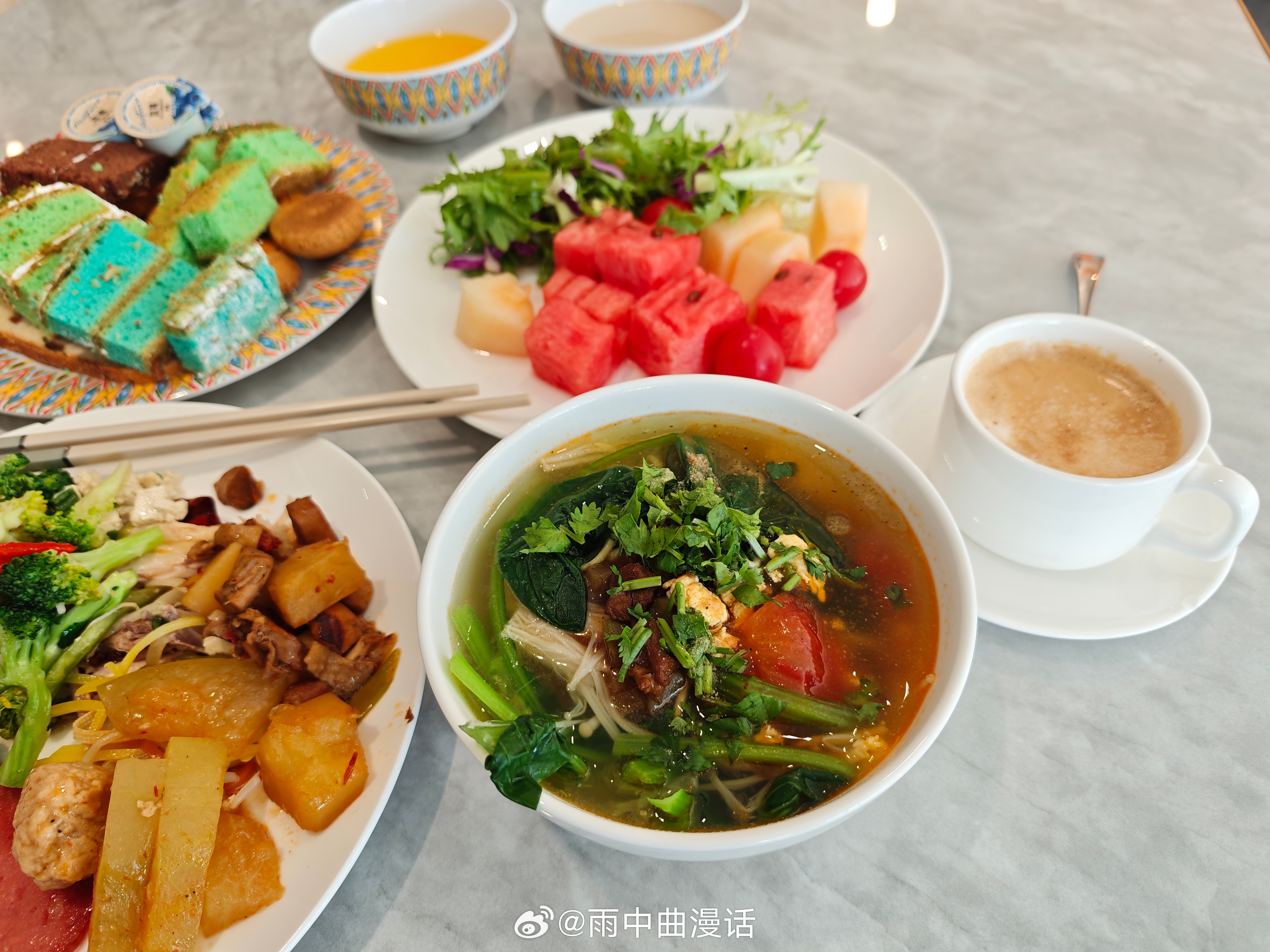 我快笑死了，昨天天入住酒店的时候酒店前台说客房全满。我说，你们生意有那么火吗？她