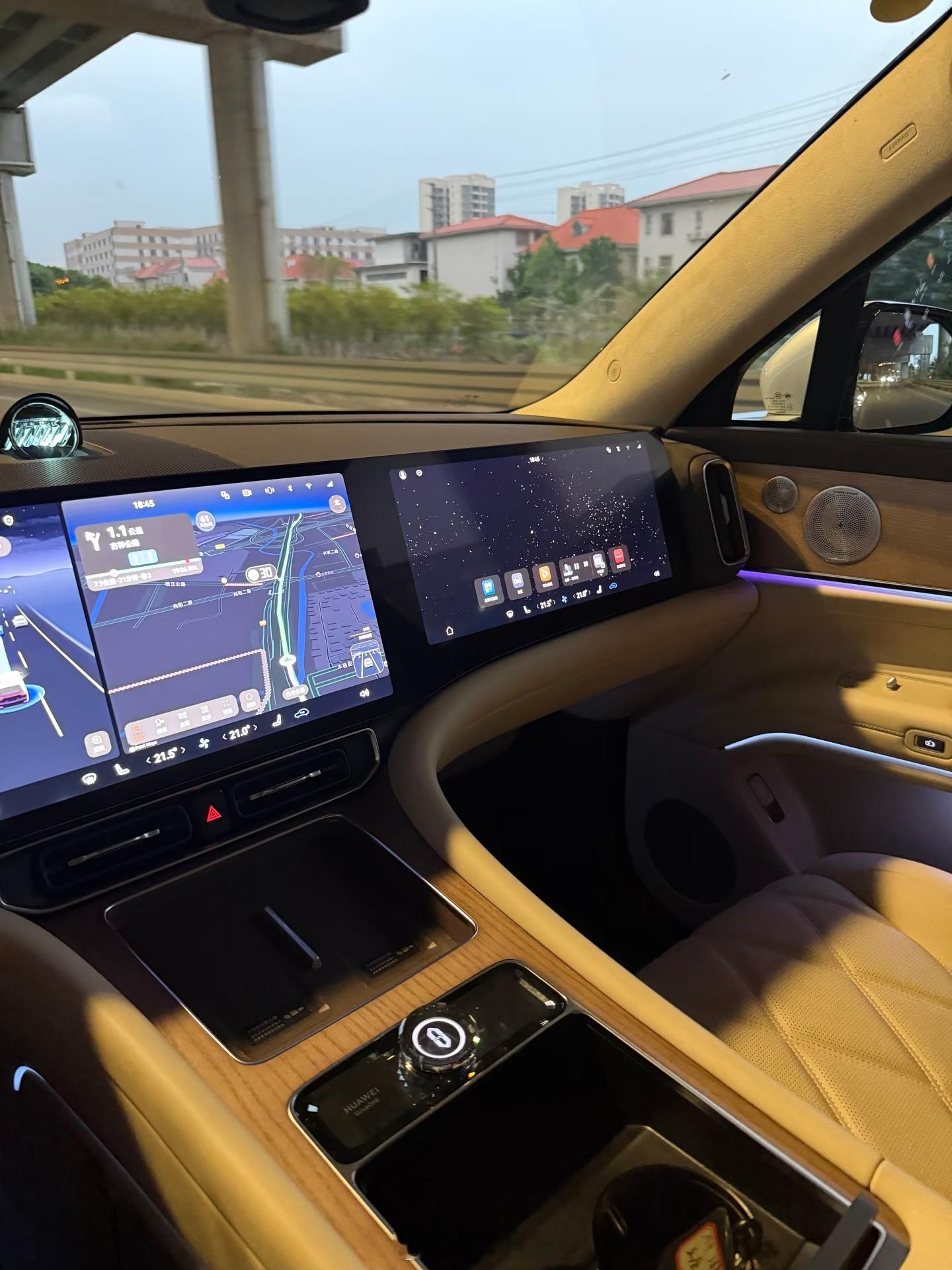作为平时通勤路上的好伙伴，一直在驾乘体验这套华为DriveONE，开了这么久体验
