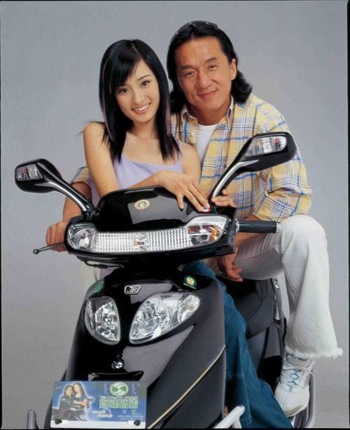 当年，49岁的成龙和17岁的杨幂拍了一个机车广告，拍完后，成龙拿到50万，杨幂拿