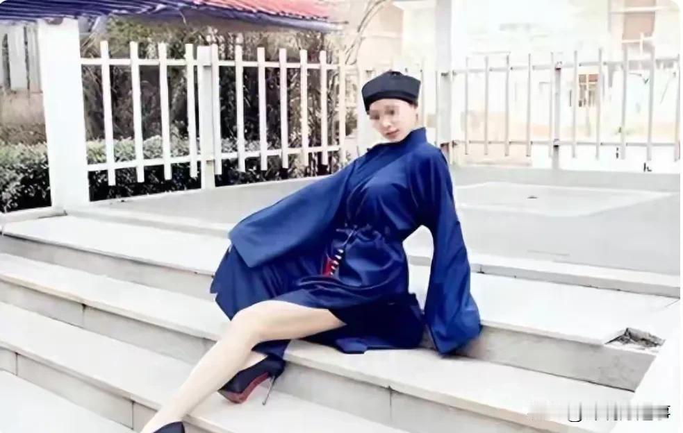 如果她是普通人拍个这样的相片没点问题，可她是庙里的尼姑，这姿势真有点搔首弄姿了。