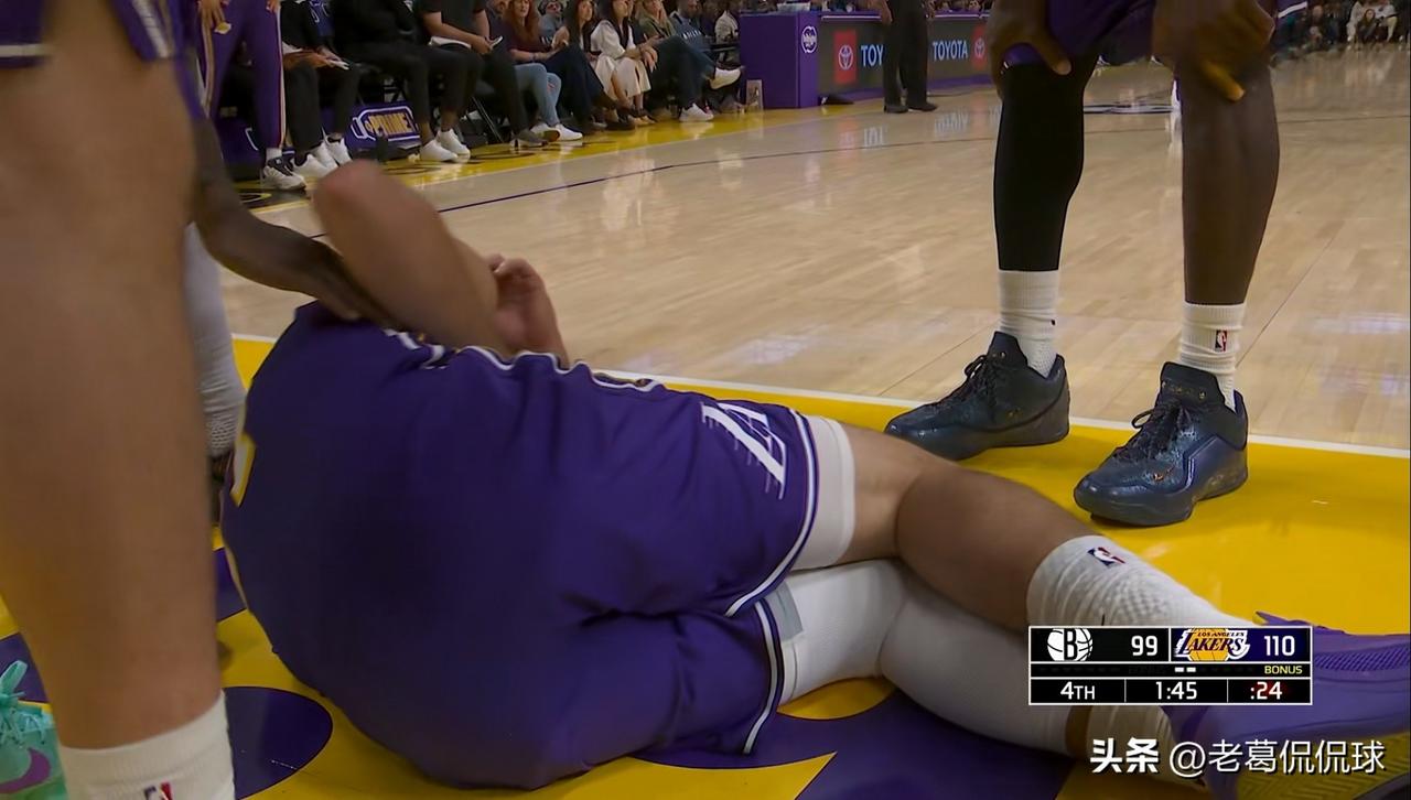 湖人当家球星东契奇真是让人特别的心疼！在今天湖人主场迎战篮网的比赛中，当时比赛进