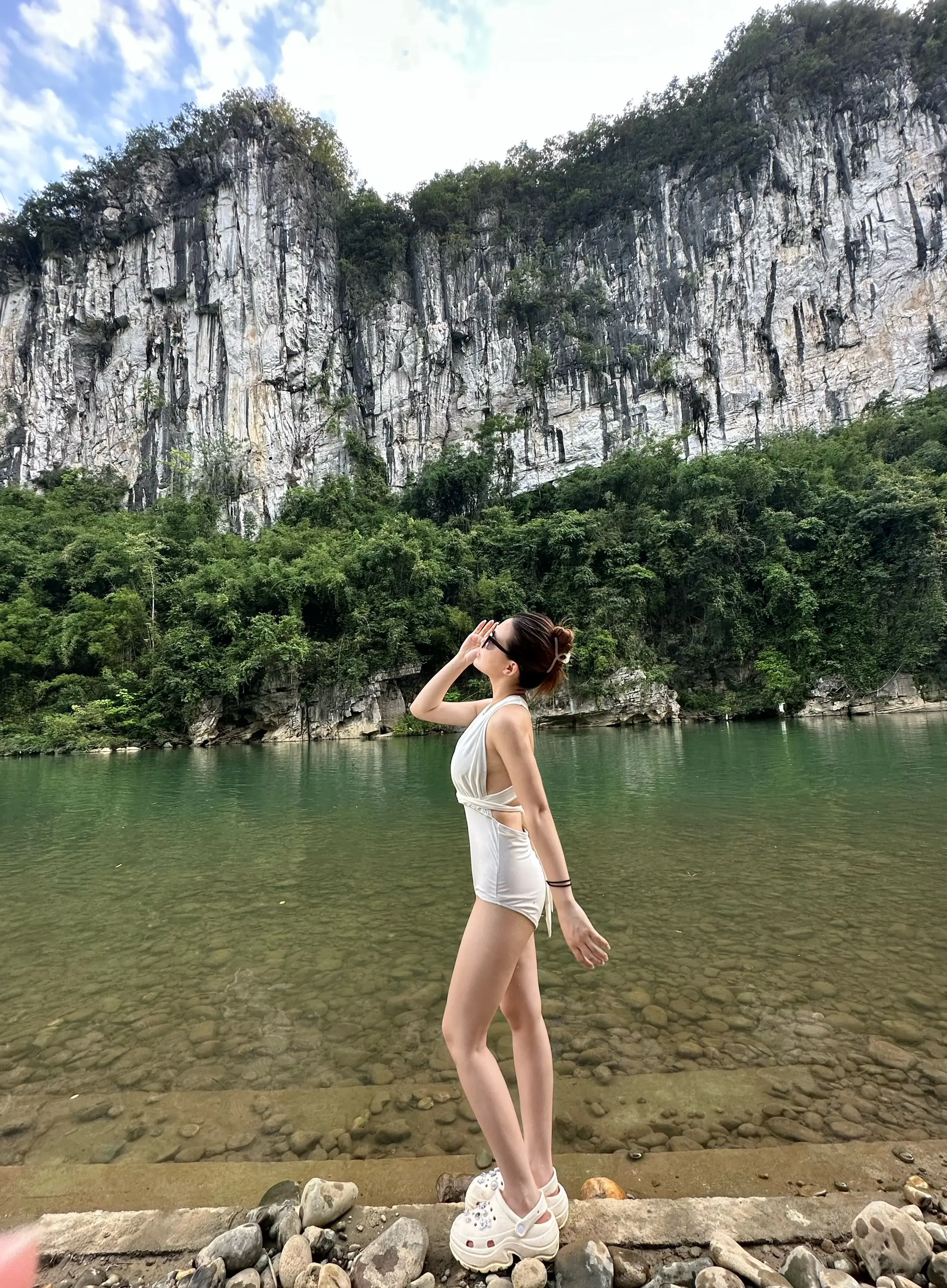 我总要清醒  毕竟谁也不是我的靠山  花落花残  人聚人散  谁又能记住我几年