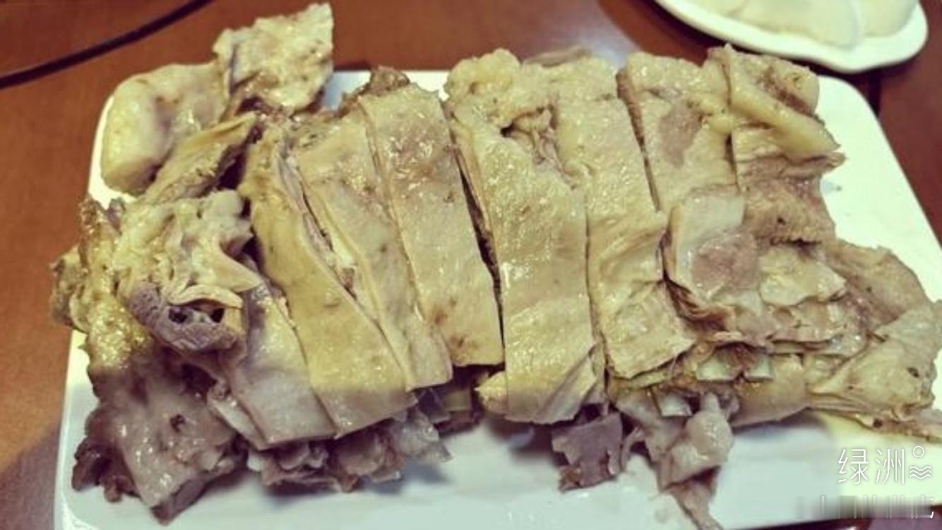 兰州云停手抓徒手撕肉 在兰州吃手抓羊肉，讲究的不是刀工，而是手感。云停手抓把这一