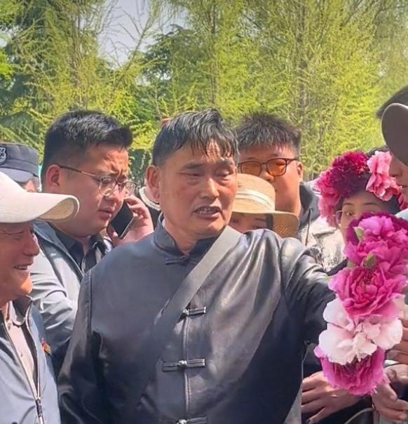 大衣哥朱之文现身菏泽曹州牡丹园，人气火爆引围观。
大衣哥朱之文现身菏泽曹州牡丹园