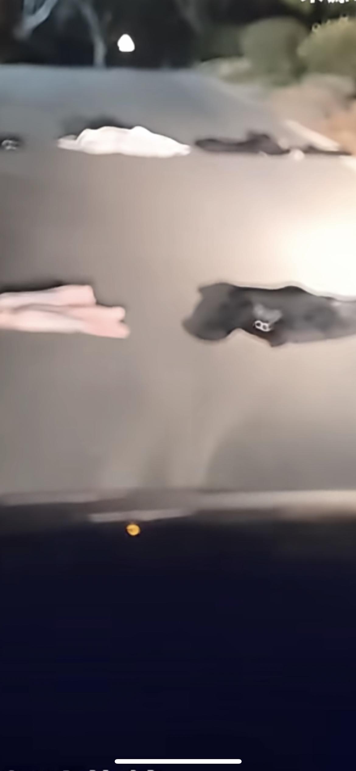 近日安徽，男子夜间驾车感觉前方路面不对劲，走近一看发现路上摆满了衣服。当事人：最