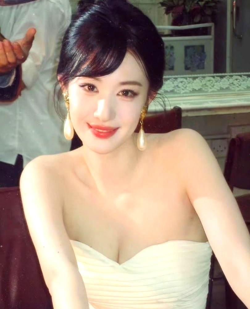 一句赫本的台词，意外成了刺向同行的暗箭。
 
迪丽热巴因中东局势突变航班停飞，被