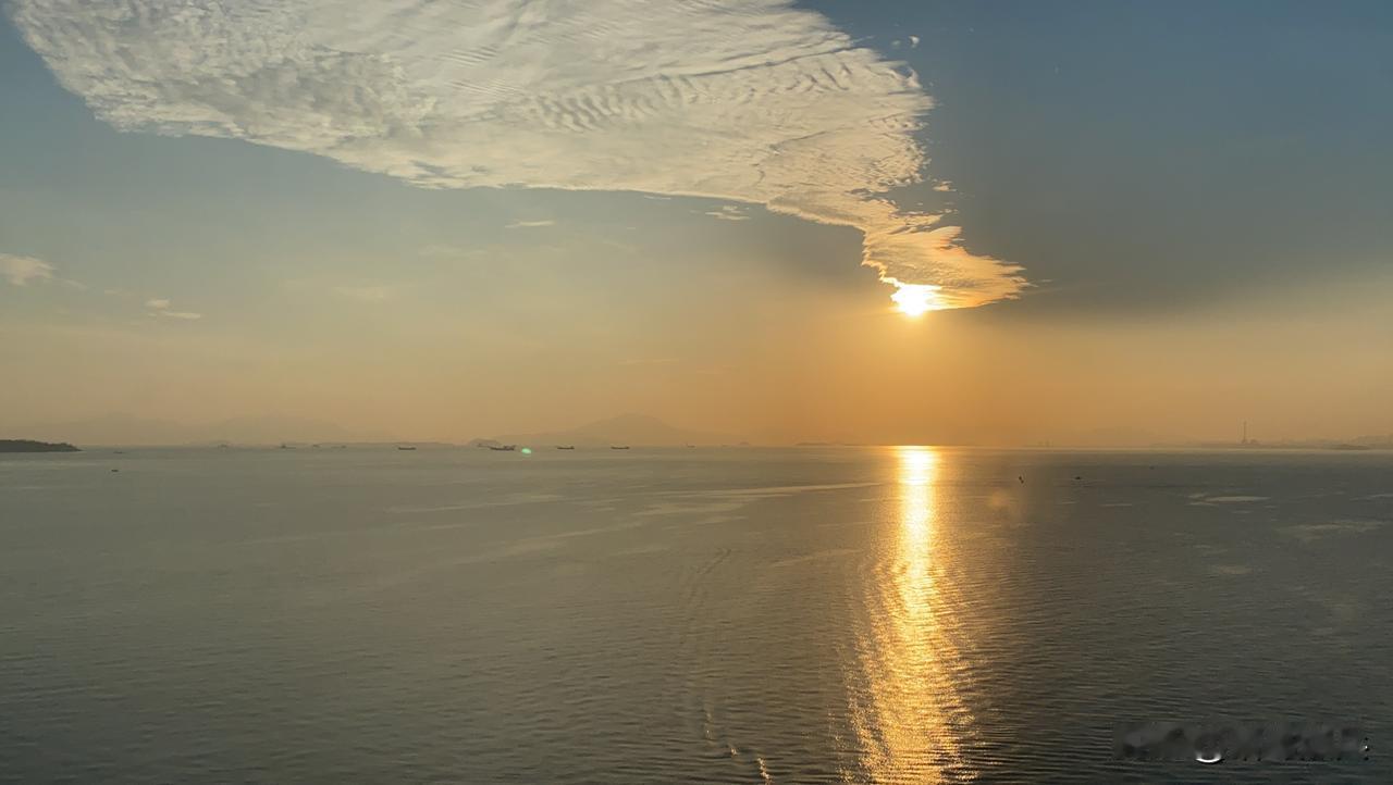 今天是5月4日，星期一，早安。

人生没有标准答案，舒服自在就是最好的活法。
