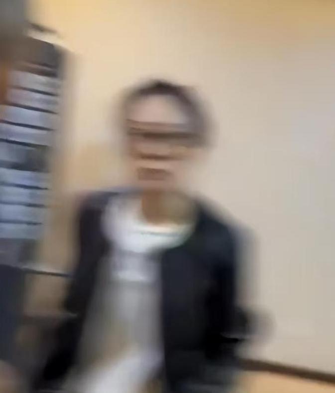 关于上海大妈的事，我觉得最好脱掉地域标签，就事论事来讨论，到底是那位唤小孩的女士