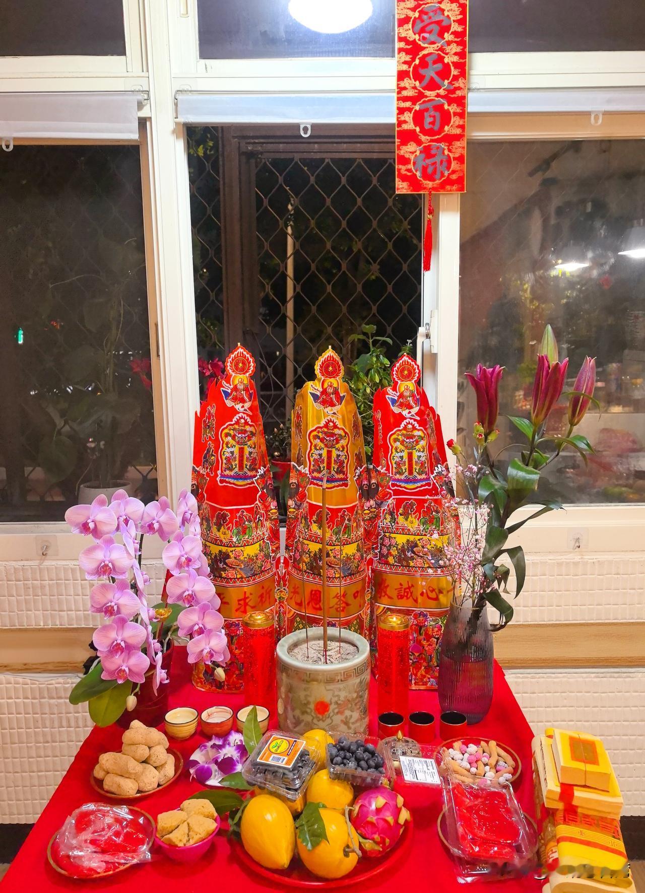 正月初九“天公生”，虔备香案礼敬上苍。

中国人敬天法祖，台湾民间尤为传承。每年